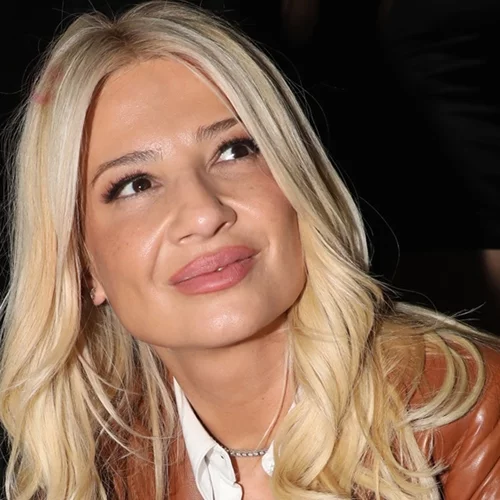 Η Φαίη Σκορδά σε σπάνια βραδινή έξοδο | Με ποιον συνεργάτη της κυκλοφόρησε;