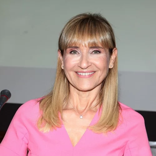 Το φθινοπωρινό look της Μάρας Ζαχαρέα που θα σε πείσει να επενδύσεις σε μία κάπα