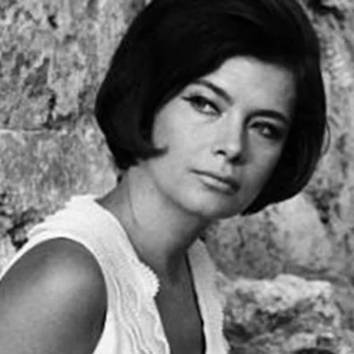 68 χρόνια πριν | Η Τζένη Καρέζη σε σπάνια καλοκαιρινή φωτογράφιση με το αγαπημένο pattern της εποχής