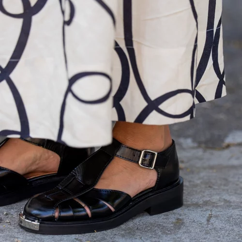 Αυτά τα μαύρα πέδιλα από τη Zara κοστίζουν μόλις 22,99 ευρώ και ταιριάζουν με όλα σου τα ανοιξιάτικα και καλοκαιρινά outfits