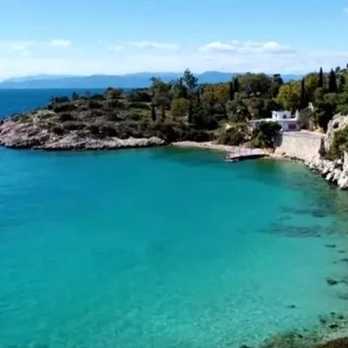 Βαρδάρης | Η κρυφή παραλία της Αττικής με τα καταγάλανα νερά και το "σαλονικιώτικο" όνομα