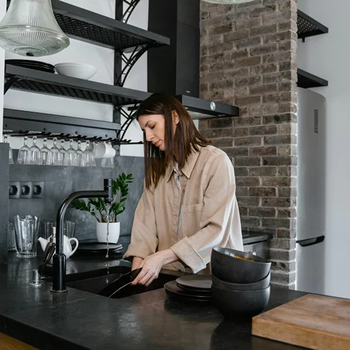 Βαριέσαι το πλύσιμο των πιάτων; Αυτό είναι το απόλυτο hack καθαριότητας με το οποίο έχουν πάθει όλοι εμμονή