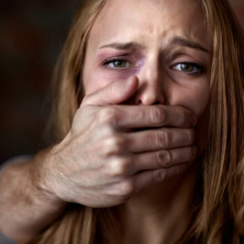 Το 2005 η Νatalie Karneef ταξίδεψε στην Ελλάδα και έπεσε θύμα του "βιαστή με την τυρόπιτα"