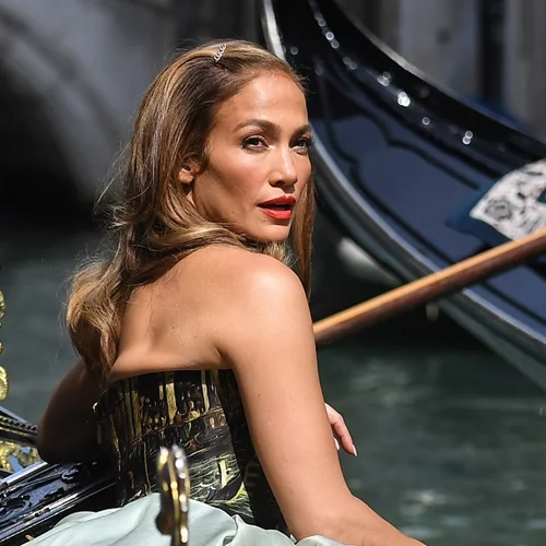 Η Jennifer Lopez έβαψε τα νύχια της στο αγαπημένο χρώμα των σχεδιαστών για το φετινό φθινόπωρο