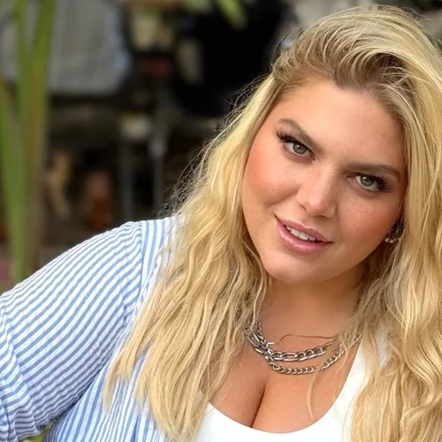 Η Δανάη Μπάρκα έγινε κατάξανθη και δεν αναγνωρίζει τον εαυτό της στον καθρέφτη