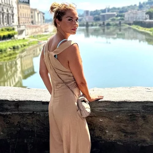 Η Βάσω Λασκαράκη προτείνει πώς να φορέσουμε το ροζ αυτή την εποχή