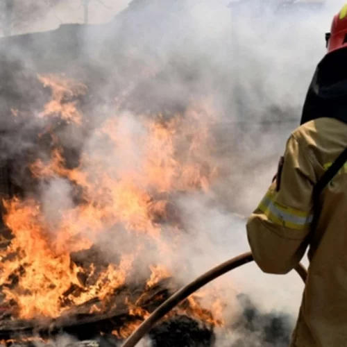 10 συγκλονιστικές φωτογραφίες από τις πυρκαγιές σε Αττική και Λουτράκι