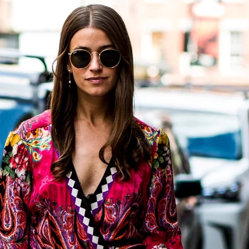 Αυτή είναι η καπιτονέ τσάντα που κρατούν όλες οι fashionistas και θα τη βρεις σε έκπτωση