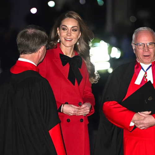 Kate Middleton | Η εμφάνισή της με κόκκινο σύνολο στη λειτουργία για τα χριστουγεννιάτικα κάλαντα