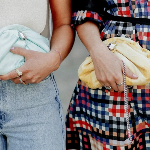 5 τσάντες που δεν θα σταματήσεις να κρατάς την άνοιξη και κοστίζουν μέχρι 30 ευρώ