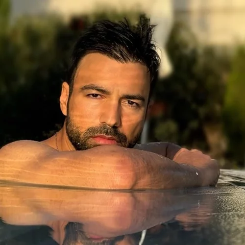 Αντρέας Γεωργίου | Ποζάρει με το μαγιό του στον φακό της μέλλουσας συζύγου του