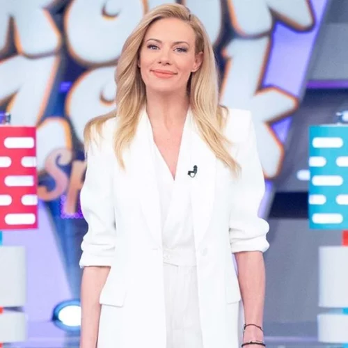 Αναρωτιέσαι τι θα φορέσεις στην Ανάσταση; Το κοστούμι της Ζέτας Μακρυπούλια θα σε ενθουσιάσει