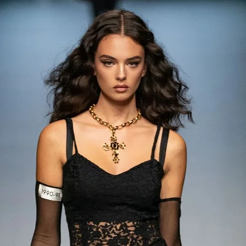 Deva Cassel | Η κόρη της Monica Belucci με το στιλ φορέματος που είναι ιδανικό για έναν ανοιξιάτικο γάμο