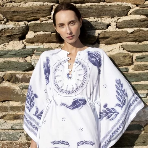 Καφτάνια, σανδάλια και αξεσουάρ για να γεμίσεις τη βαλίτσα των διακοπών με ελληνικά brands