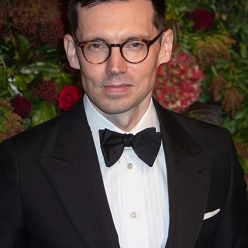 Erdem Moralioglu | Ποιος είναι ο σχεδιαστής που έκανε fashion show στην αίθουσα των Γλυπτών του Παρθενώνα