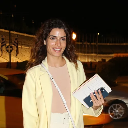 Κάν' το όπως η Τόνια Σωτηροπούλου | Το casual look της με πρωταγωνιστές τις ουδέτερες αποχρώσεις