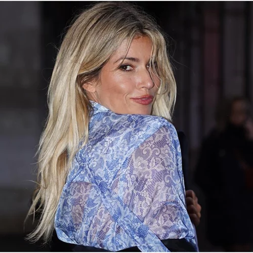 Μαύρη δαντέλα και blazer | Το chic σύνολο της Βάσιας Κωσταρά που αξίζει να αντιγράψεις αυτά τα Χριστούγεννα