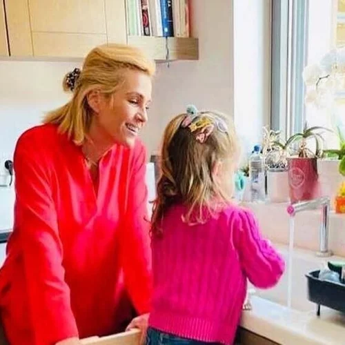 Η κόρη της Τζένη Μπότση, Αλίκη φόρεσε την πιο ασυνήθιστη σχολική τσάντα