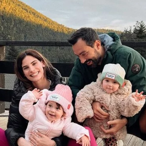 Αριάνα - Φιλίππα Τανιμανίδη | Οι χριστουγεννιάτικες φωτογραφίες των διδύμων από την Αράχωβα (εικόνες, βίντεο)