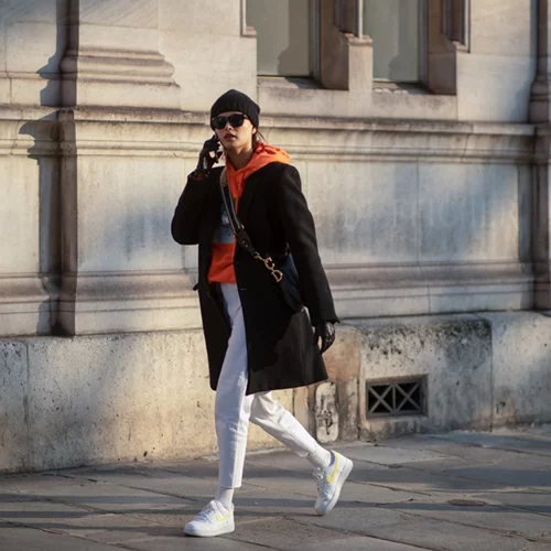 5 looks που αποδεικνύουν πως τα λευκά sneakers ταιριάζουν με τα πάντα