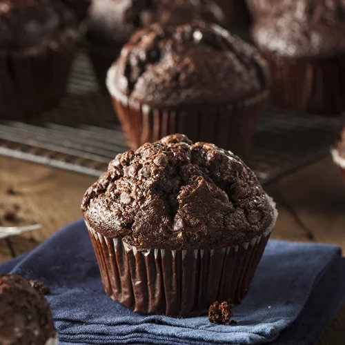 Γλυκός πειρασμός | Τα σοκολατένια muffins του ονείρου με 5 υλικά που αξίζει να δοκιμάσεις