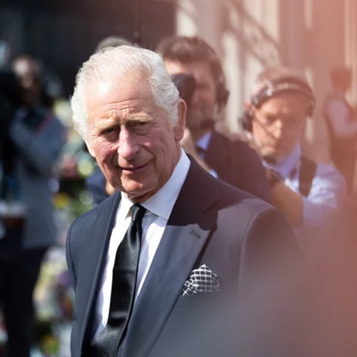 Δύσκολοι καιροί για βασιλιάδες | Ο "κακός γιος" Κάρολος τρέμει την 9η Νοεμβρίου - "Απεχθής" και "απόλυτη ντροπή"