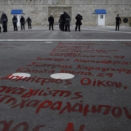 Τέμπη | Η απάντηση του Δήμου Αθηναίων για το σβήσιμο των ονομάτων των θυμάτων