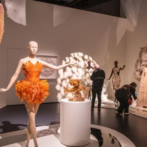 Το μαγευτικό σύμπαν της Iris van Herpen ζωντανεύει στην έκθεση Sculpting the Senses στο Ρότερνταμ