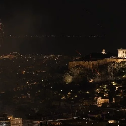 Με μουσική, drones και πυροτεχνήματα άλλαξε η χρονιά στα δύο χριστουγεννιάτικα χωριά της Περιφέρειας Αττικής, στο Σύνταγμα και στη Θεσσαλονίκη