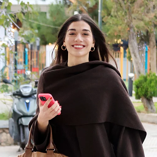 Με αέρα μοντέλου η Μελίνα Νικολαΐδη | Η χαλαρή βόλτα στα νότια προάστια λίγο πριν αλλάξει ο χρόνος