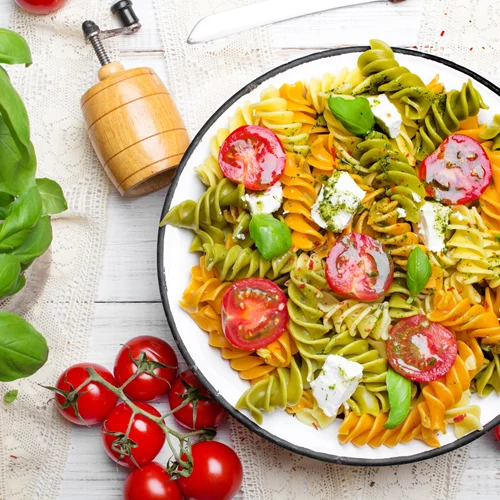 Η χωριάτικη μακαρονάδα του καλοκαιριού | Με φέτα, ντοματίνια και ελιές, έτοιμη σε λίγα λεπτά