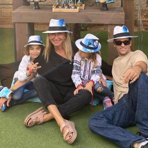 Η οικογένεια Τότσικα στόλισε και η Ρούλα Ρέβη φωτογράφισε τα δίδυμα μπροστά από το δέντρο τους