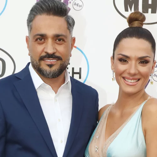 Λευτέρης Σουλτάτος | Φωτογραφίζει τη Βάσω Λασκαράκη και την πεθερά του να στολίζουν το δέντρο