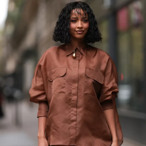 Σοκολατί, σατινέ, πολυτελές | Το πουκάμισο από τη Zara που χρειάζεσαι τη νέα σεζόν που μόλις ξεκίνησε