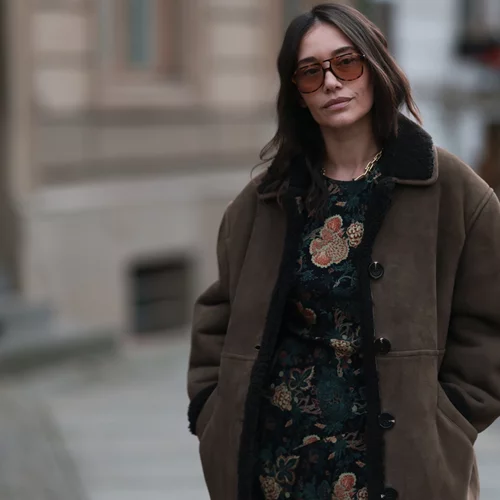 Το ντραπέ μίντι φόρεμα από την Pull&Bear που κολακεύει κάθε σιλουέτα