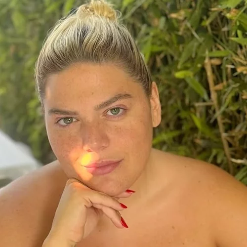 Η Δανάη Μπάρκα έγινε νονά με την πιο απρόσμενη επιλογή στο χτένισμά της και μας άρεσε πολύ