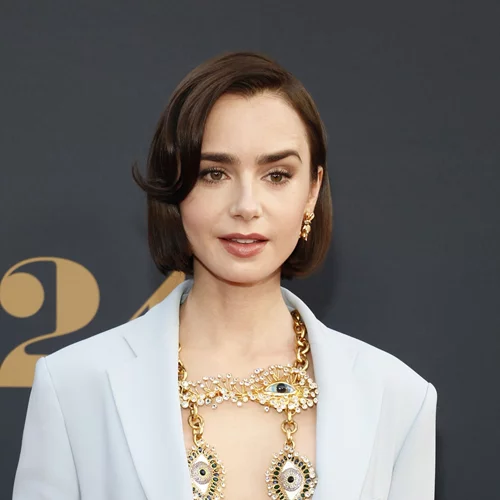 Lily Collins | Το beauty item που χρησιμοποιεί πιστά της χαρίζει αψεγάδιαστη λάμψη στο πρόσωπο