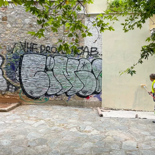 Δήμος Αθηναίων | Με μεγάλη επιχείρηση αντιγκράφιτι καθάρισαν επιφάνειες 8.200 τ.μ. της Πλάκας