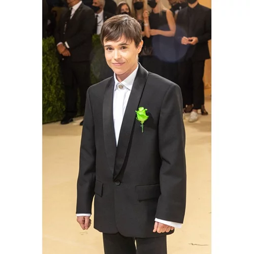 Elliot Page | Ποζάρει topless μετά την επέμβαση επαναπροσδιορισμού φύλου