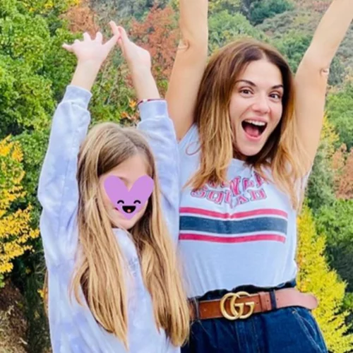 Ψηλή και κατάξανθη | Η κόρη της Βάσως Λασκαράκη είναι μία κούκλα