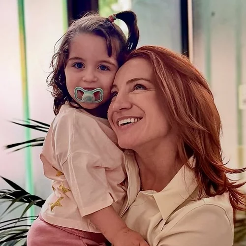 Στεφανία Γουλιώτη | Αγκαλιά με την τηλεοπτική της κόρη στα παρασκήνια του νέου κύκλου του Maestro