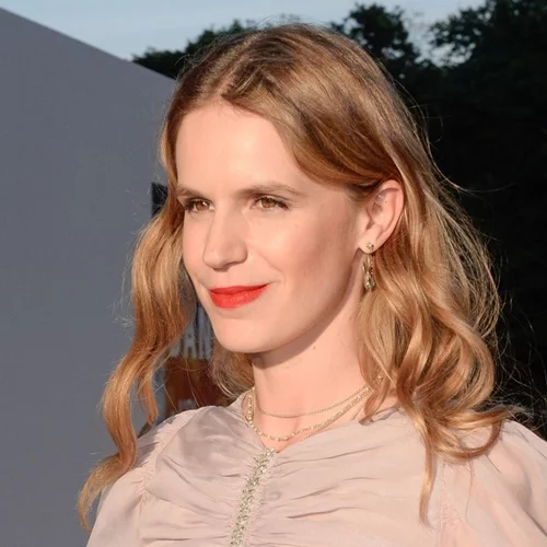 Ευγενία Νιάρχου | Η γιορτινή πόζα με τη μικρότερη αδερφή της, Ηλέκτρα, στον φακό της Dasha Zhukova