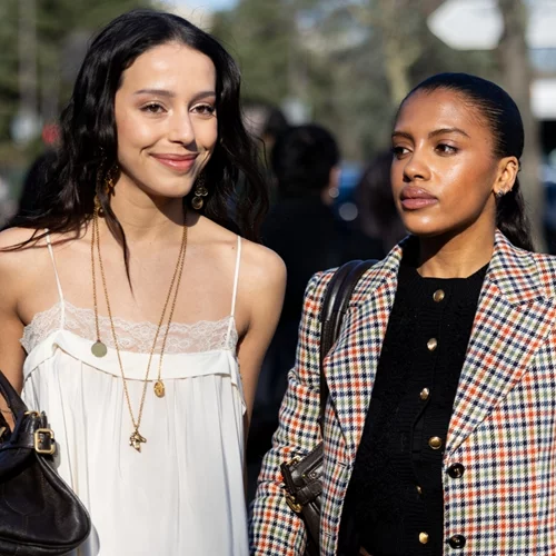 Δαντέλα και βολάν | Αυτό το top κοστίζει 22,99 € και θα χαρίσει την απόλυτη ρομαντική πινελιά στα looks σου