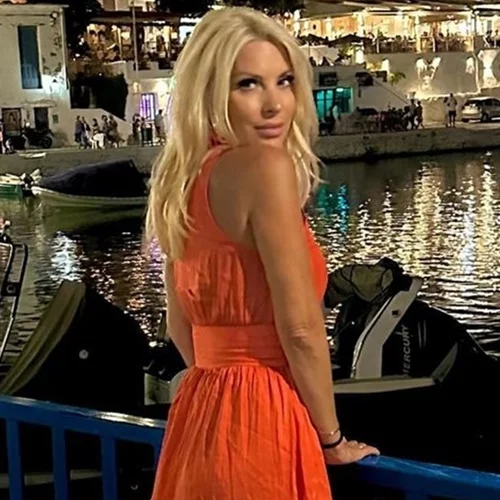 Η Ελένη Μενεγάκη σε βραδινή έξοδο στο Μπατσί