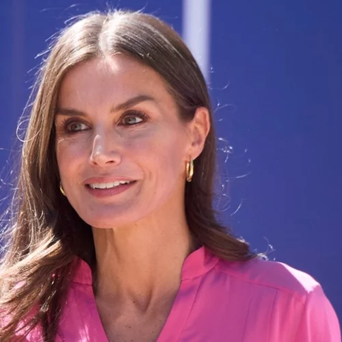 Η βασίλισσα Letizia σού δείχνει πώς να φορέσεις το τζιν με τον πιο διαχρονικά κομψό τρόπο
