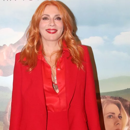 Η Σμαράγδα Καρύδη με total red σύνολο στην πρεμιέρα της ταινίας "Dodo"