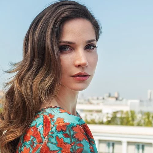 Η Κατερίνα Γερονικολού σε ηλικία 25 χρονών με strapless mini φόρεμα και έντονο μακιγιάζ σε ροζ αποχρώσεις