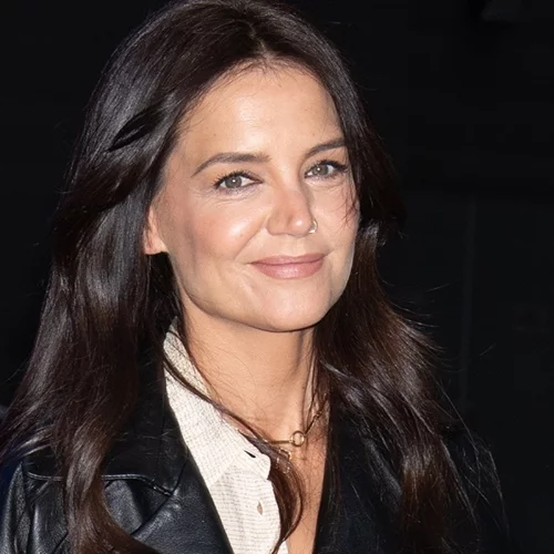 Η Katie Holmes υιοθέτησε το γαλλικό κούρεμα που αποπνέει ανεπιτήδευτη κομψότητα