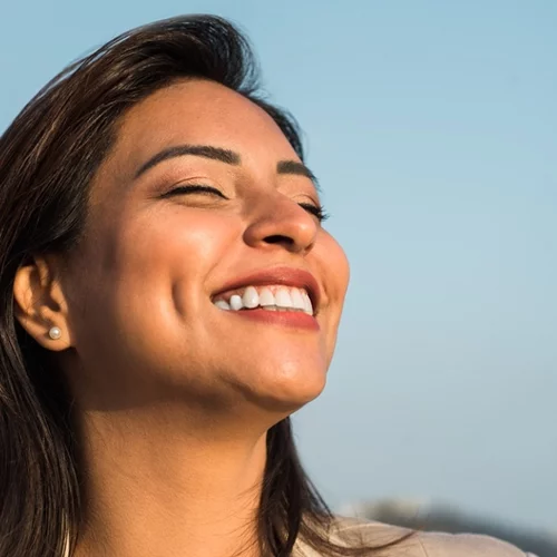 Τα αντηλιακά με φυσικά φίλτρα που χαρίζουν υψηλή προστασία από τη φωτογήρανση