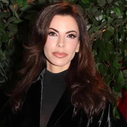 Αντελίνα Βαρθακούρη | Σε βραδινή έξοδο με βελούδινο μακρύ παλτό με λουλούδια